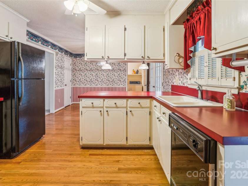 1007 Wentworth Drive, Kannapolis, NC 28081.  MLS# CAR4225194, YatesRealty ID 13428. Kitchen