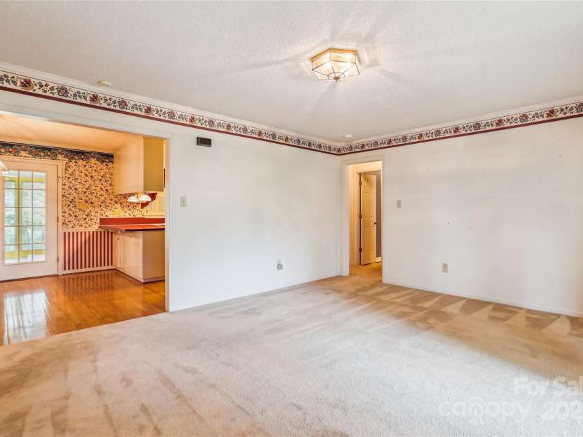 1007 Wentworth Drive, Kannapolis, NC 28081.  MLS# CAR4225194, YatesRealty ID 13428. Living room