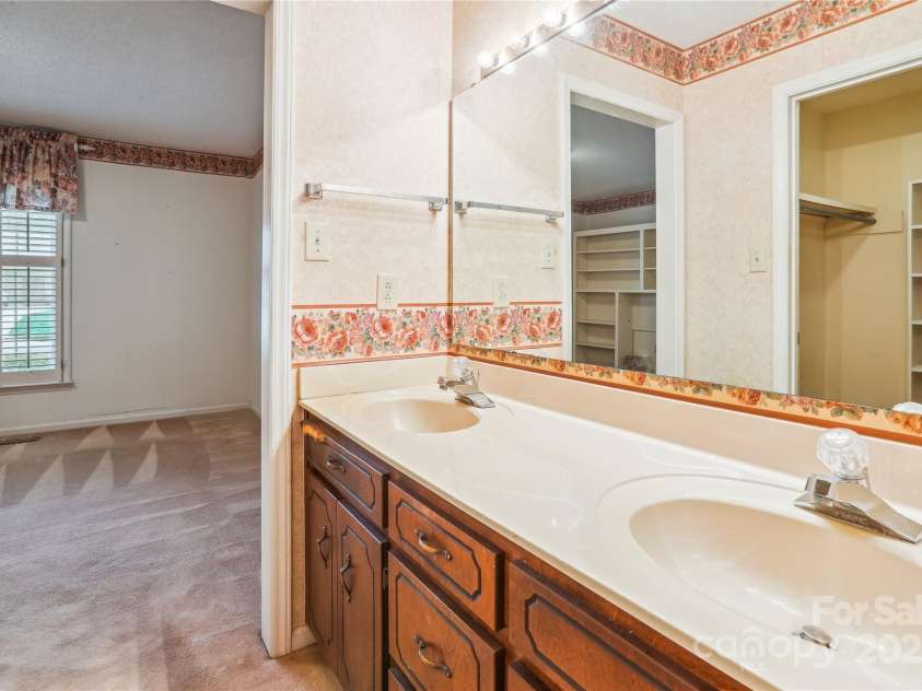 1007 Wentworth Drive, Kannapolis, NC 28081.  MLS# CAR4225194, YatesRealty ID 13428. Primary bath