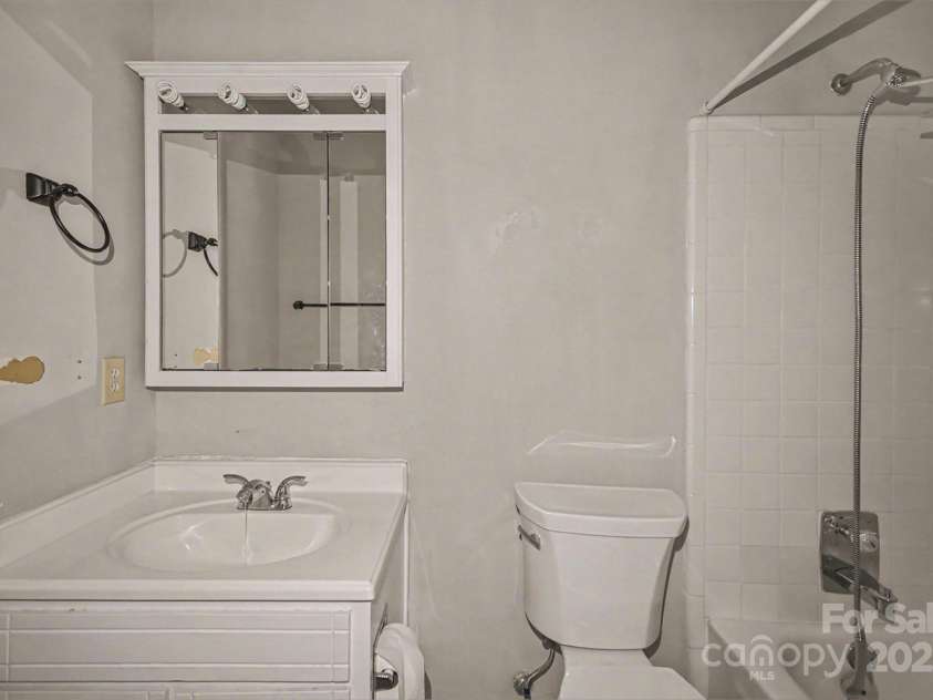 7913 Horse Chestnut Lane, Charlotte, NC 28277.  MLS# CAR4332056, YatesRealty ID 13431. Bathroom 2