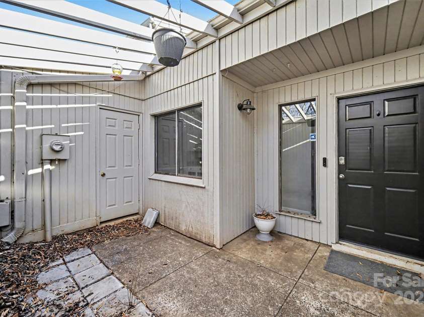 7913 Horse Chestnut Lane, Charlotte, NC 28277.  MLS# CAR4332056, YatesRealty ID 13431. Front Entrance