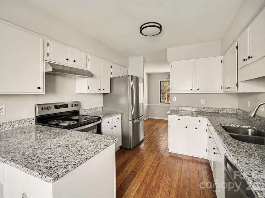 7913 Horse Chestnut Lane, Charlotte, NC 28277.  MLS# CAR4332056, YatesRealty ID 13431. Kitchen