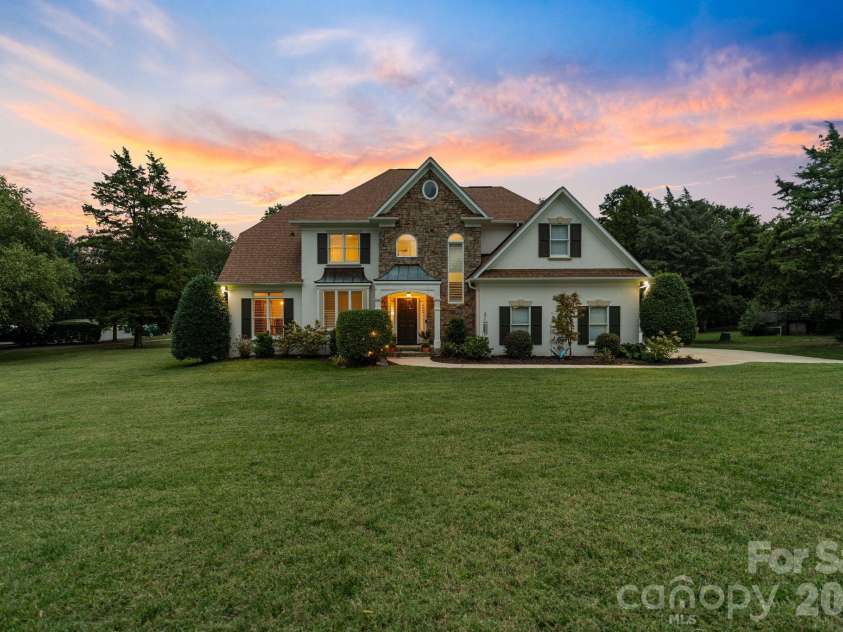 21216 Norman Shores Drive, Cornelius, NC 28031.  MLS# CAR4352622, YatesRealty ID 13432. 