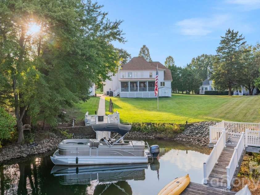 21216 Norman Shores Drive, Cornelius, NC 28031.  MLS# CAR4352622, YatesRealty ID 13432. 
