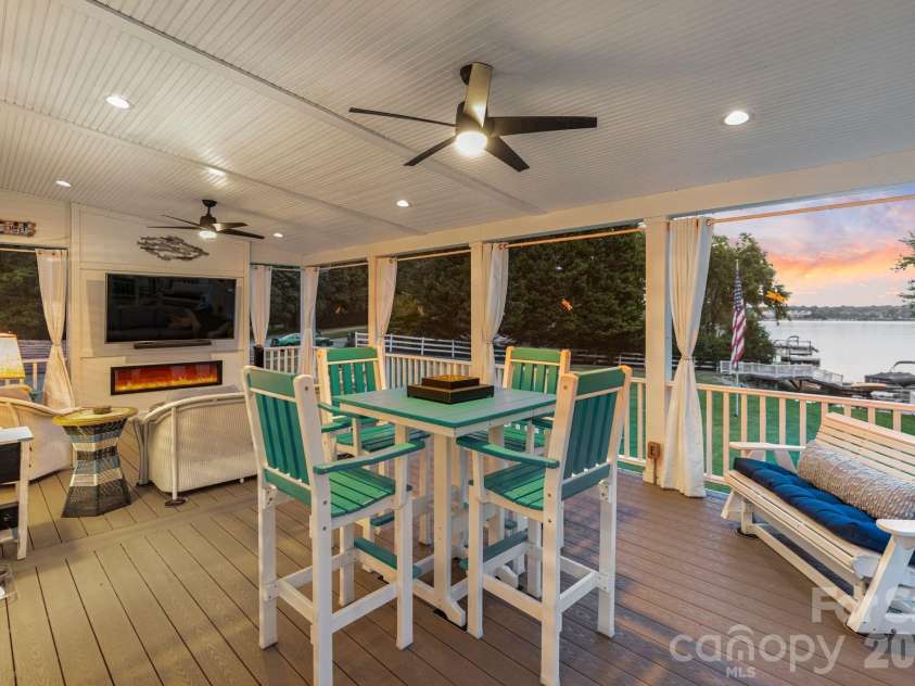 21216 Norman Shores Drive, Cornelius, NC 28031.  MLS# CAR4352622, YatesRealty ID 13432. 