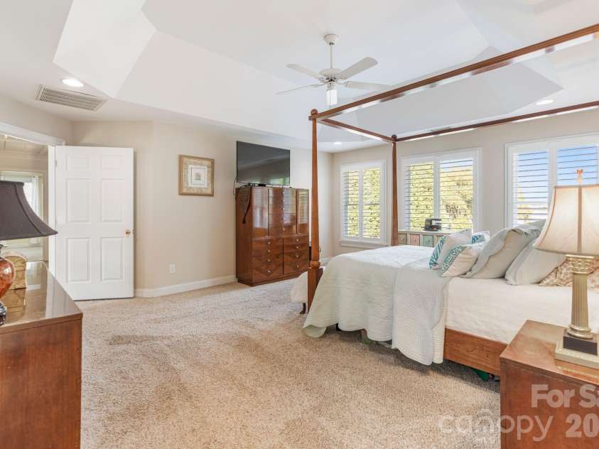 21216 Norman Shores Drive, Cornelius, NC 28031.  MLS# CAR4352622, YatesRealty ID 13432. 