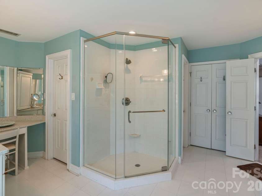 21216 Norman Shores Drive, Cornelius, NC 28031.  MLS# CAR4352622, YatesRealty ID 13432. 