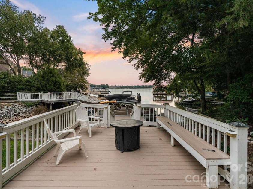 21216 Norman Shores Drive, Cornelius, NC 28031.  MLS# CAR4352622, YatesRealty ID 13432. 
