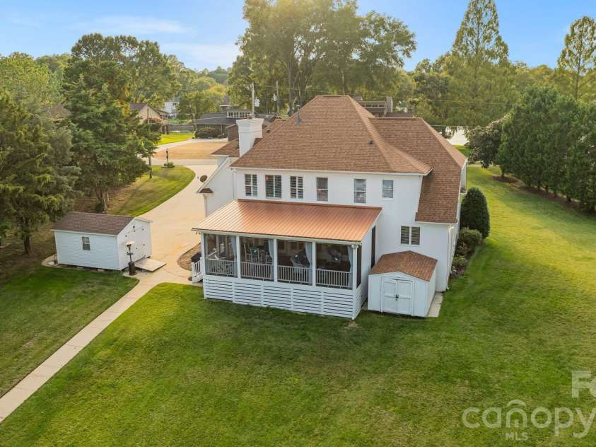 21216 Norman Shores Drive, Cornelius, NC 28031.  MLS# CAR4352622, YatesRealty ID 13432. 