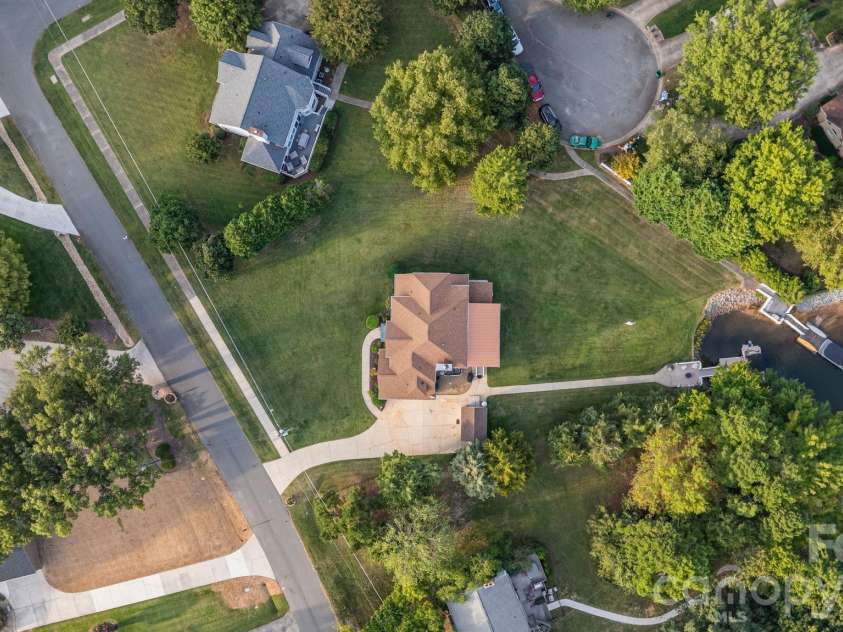 21216 Norman Shores Drive, Cornelius, NC 28031.  MLS# CAR4352622, YatesRealty ID 13432. 