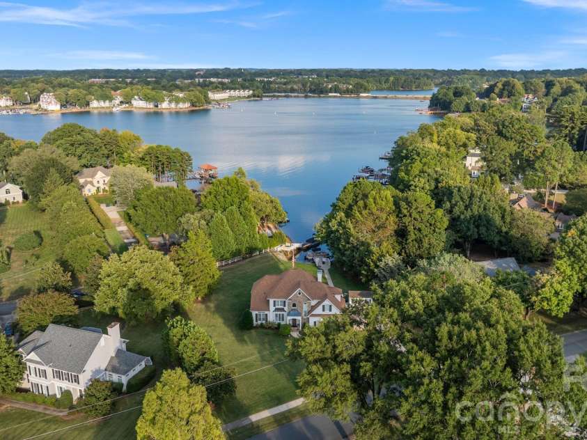 21216 Norman Shores Drive, Cornelius, NC 28031.  MLS# CAR4352622, YatesRealty ID 13432. 