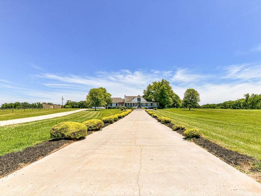3245 Jackson Road, Mooresville, NC 28115.  MLS# CAR4161494, YatesRealty ID 13432. Long, Estate driveway!