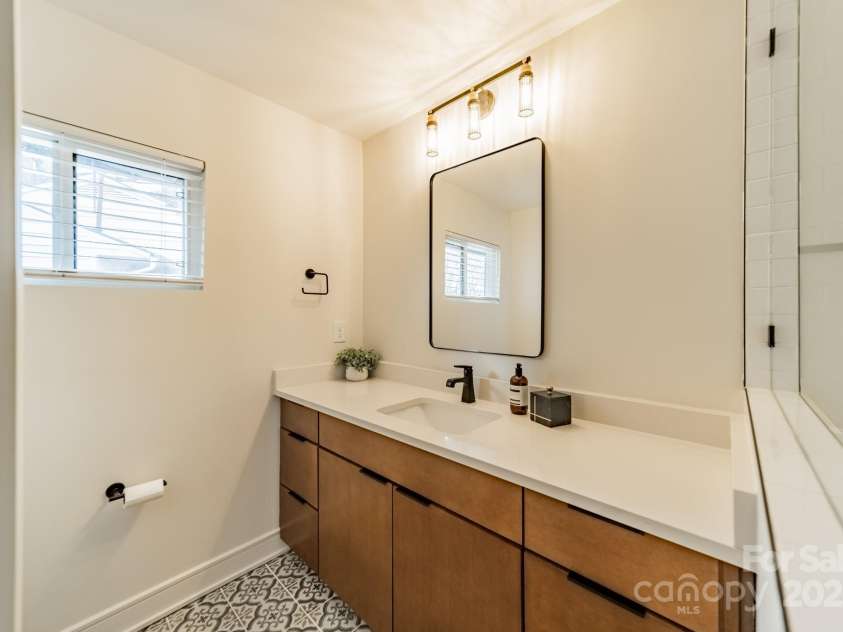 531 Manhasset Road, Charlotte, NC 28209.  MLS# CAR4217277, YatesRealty ID 13433. En Suite Bath