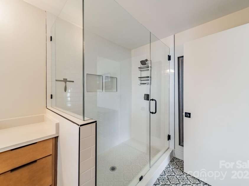 531 Manhasset Road, Charlotte, NC 28209.  MLS# CAR4217277, YatesRealty ID 13433. En Suite Bath