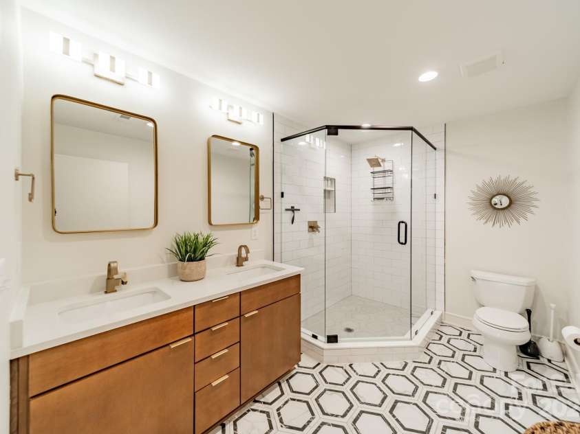 531 Manhasset Road, Charlotte, NC 28209.  MLS# CAR4217277, YatesRealty ID 13433. En Suite Primary Bathroom