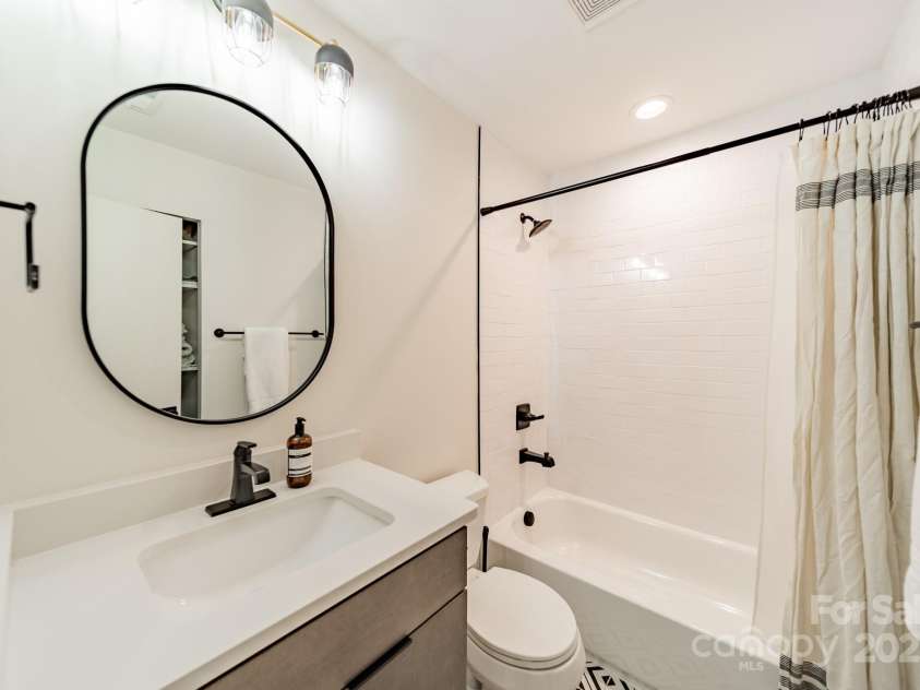 531 Manhasset Road, Charlotte, NC 28209.  MLS# CAR4217277, YatesRealty ID 13433. Hall Bath
