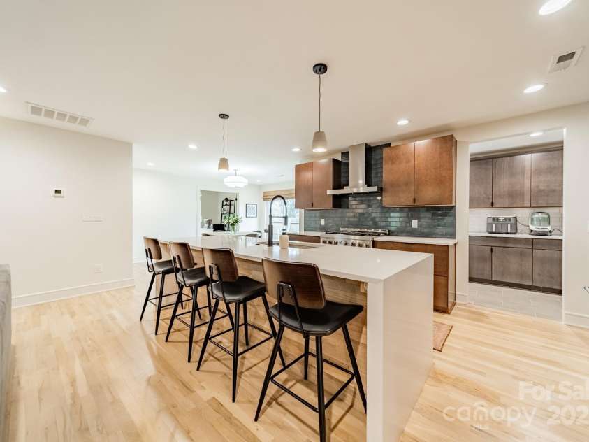 531 Manhasset Road, Charlotte, NC 28209.  MLS# CAR4217277, YatesRealty ID 13433. Kitchen