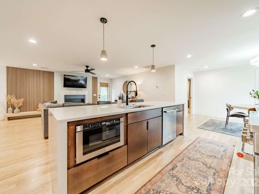 531 Manhasset Road, Charlotte, NC 28209.  MLS# CAR4217277, YatesRealty ID 13433. Kitchen