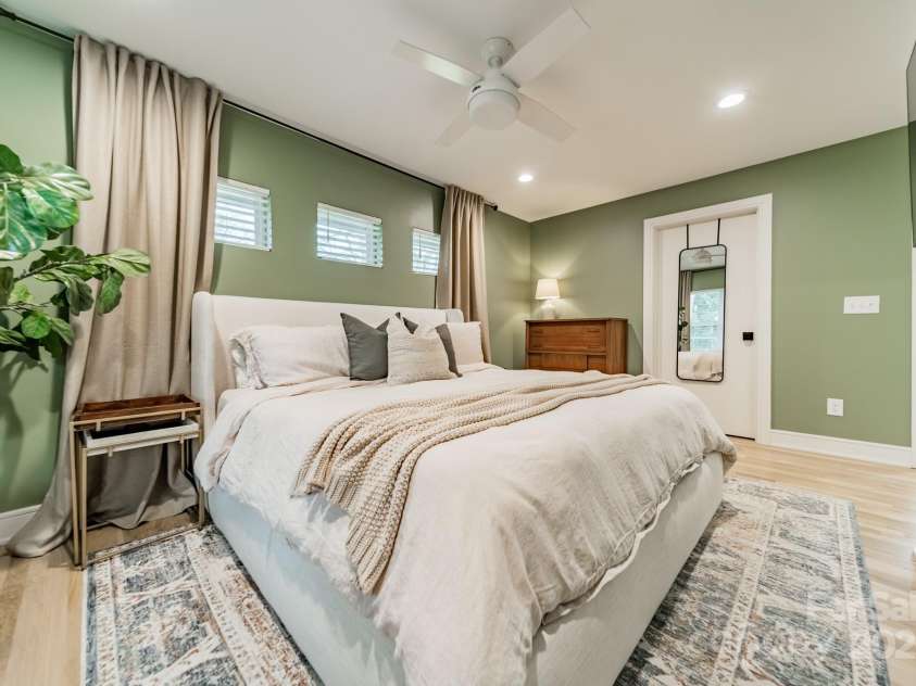 531 Manhasset Road, Charlotte, NC 28209.  MLS# CAR4217277, YatesRealty ID 13433. Primary Bedroom with En Suite Bath