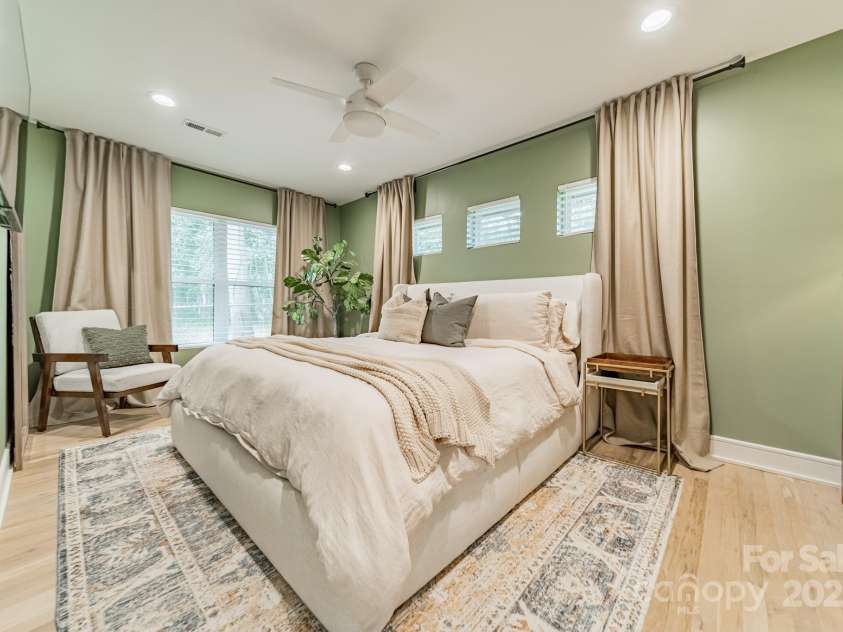 531 Manhasset Road, Charlotte, NC 28209.  MLS# CAR4217277, YatesRealty ID 13433. Primary Bedroom with En Suite Bath