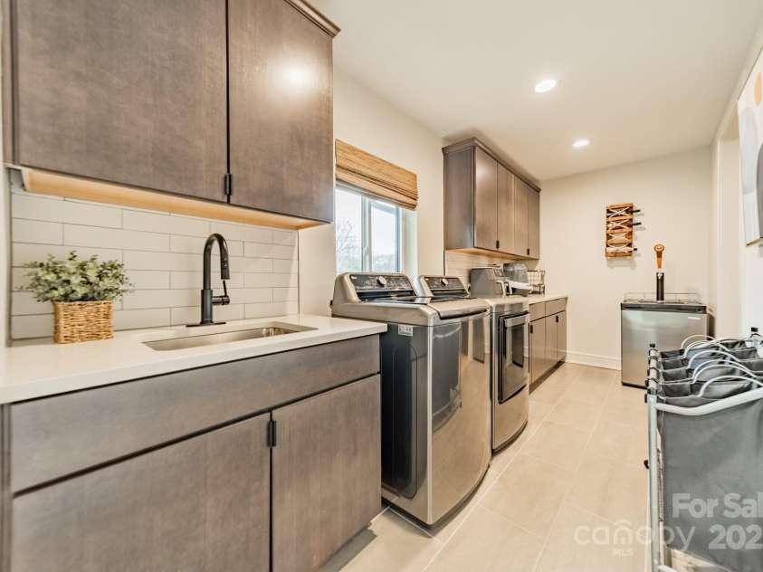 531 Manhasset Road, Charlotte, NC 28209.  MLS# CAR4217277, YatesRealty ID 13433. Scullery + Laundry