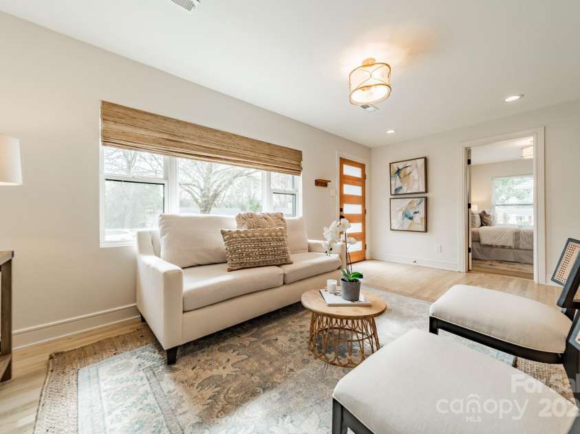 531 Manhasset Road, Charlotte, NC 28209.  MLS# CAR4217277, YatesRealty ID 13433. Separate, Front Living Area