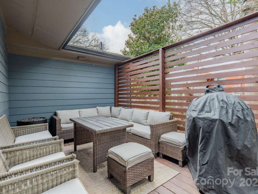531 Manhasset Road, Charlotte, NC 28209.  MLS# CAR4217277, YatesRealty ID 13433. Side deck with Privacy Screen