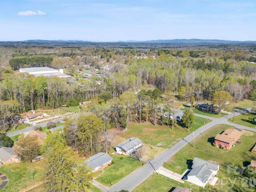 1105 Stanton Drive, Shelby, NC 28150.  MLS# CAR4359295, YatesRealty ID 13435. 