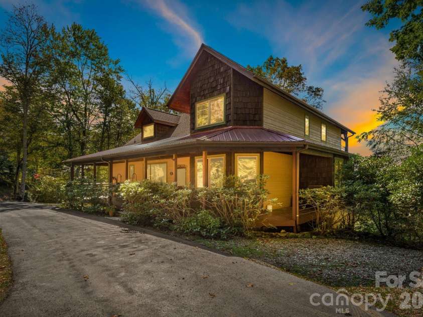 191 Ivy Way, Mars Hill, NC 28754.  MLS# CAR4308782, YatesRealty ID 1344. Paved pull through drivway.