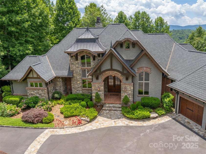 307 Piney Knoll Lane, Hendersonville, NC 28739.  MLS# CAR4227862, YatesRealty ID 1344. 