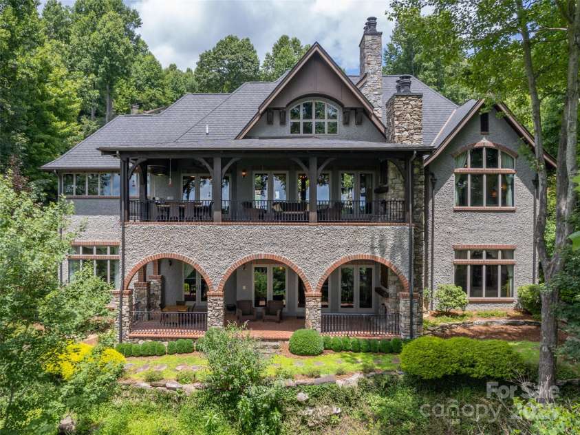 307 Piney Knoll Lane, Hendersonville, NC 28739.  MLS# CAR4227862, YatesRealty ID 1344. 