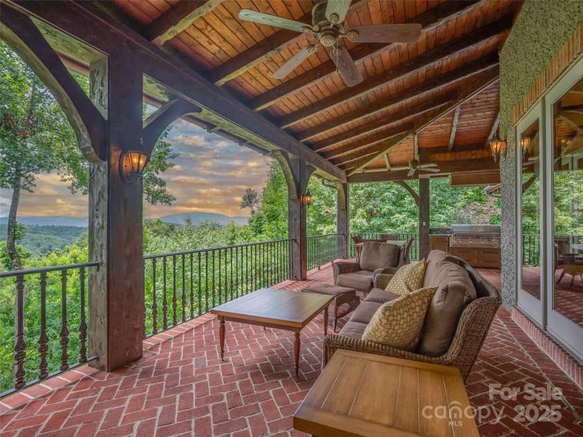 307 Piney Knoll Lane, Hendersonville, NC 28739.  MLS# CAR4227862, YatesRealty ID 1344. 