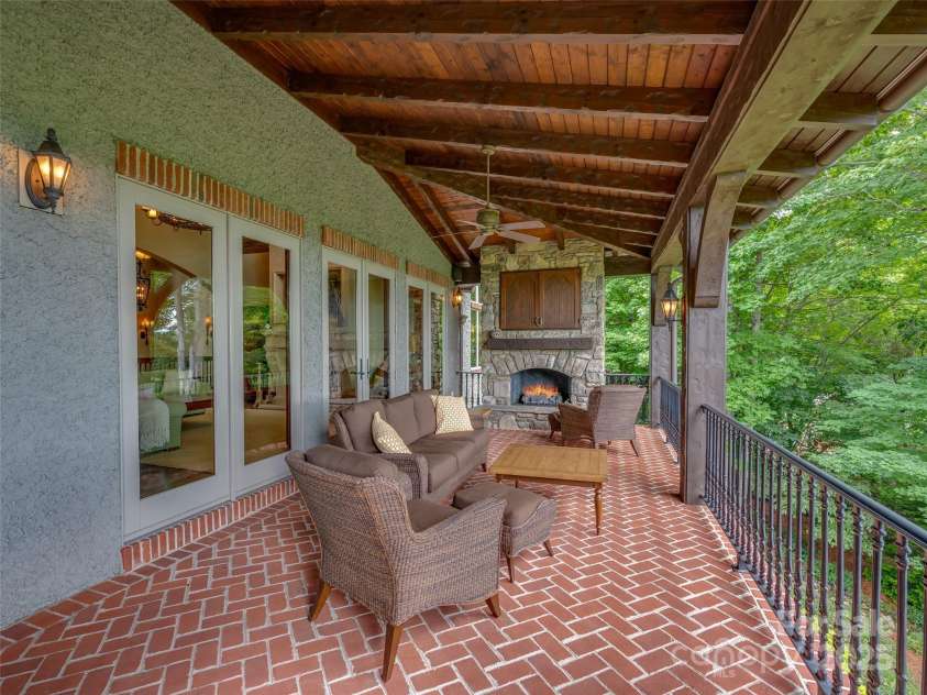 307 Piney Knoll Lane, Hendersonville, NC 28739.  MLS# CAR4227862, YatesRealty ID 1344. 