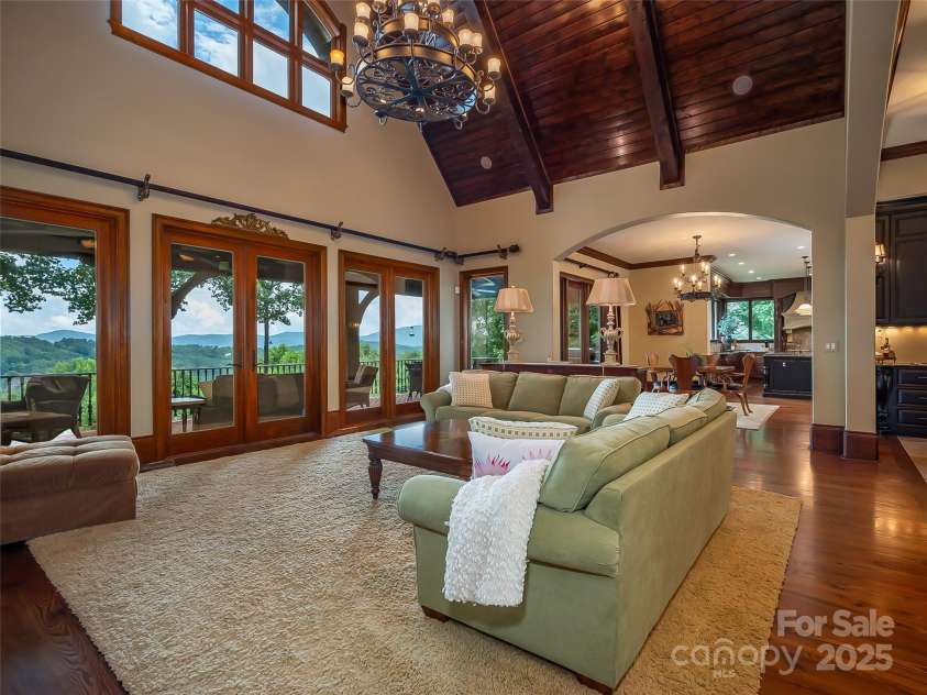 307 Piney Knoll Lane, Hendersonville, NC 28739.  MLS# CAR4227862, YatesRealty ID 1344. 