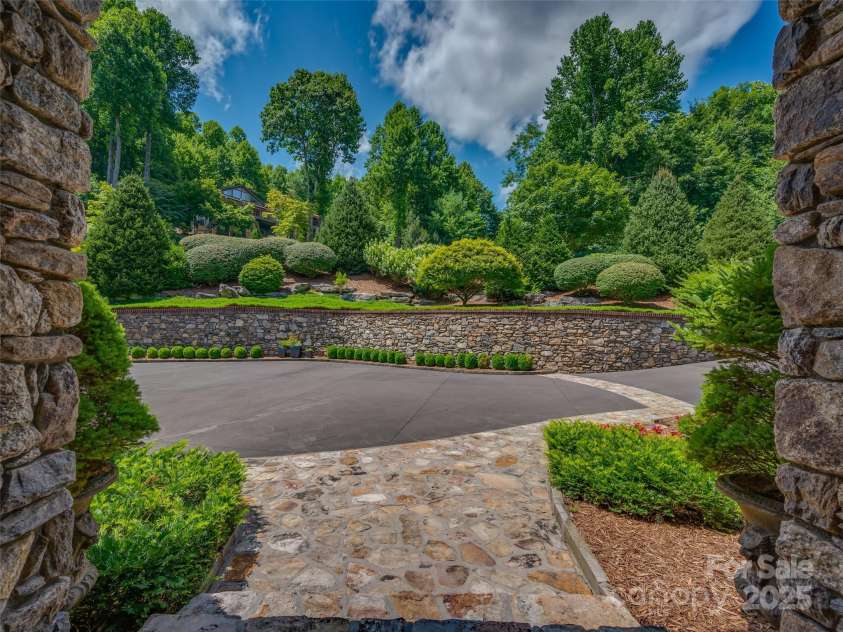 307 Piney Knoll Lane, Hendersonville, NC 28739.  MLS# CAR4227862, YatesRealty ID 1344. 