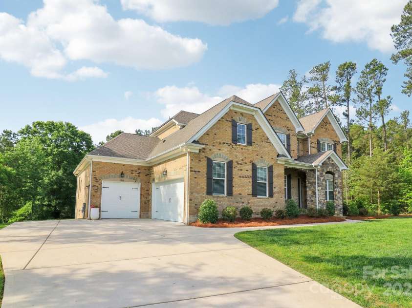 1004 Princesa Drive, Matthews, NC 28104.  MLS# CAR4251580, YatesRealty ID 13440. 