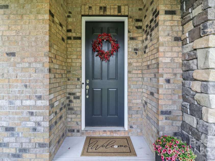 1004 Princesa Drive, Matthews, NC 28104.  MLS# CAR4251580, YatesRealty ID 13440. 