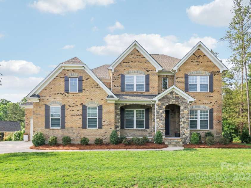1004 Princesa Drive, Matthews, NC 28104.  MLS# CAR4251580, YatesRealty ID 13440. 