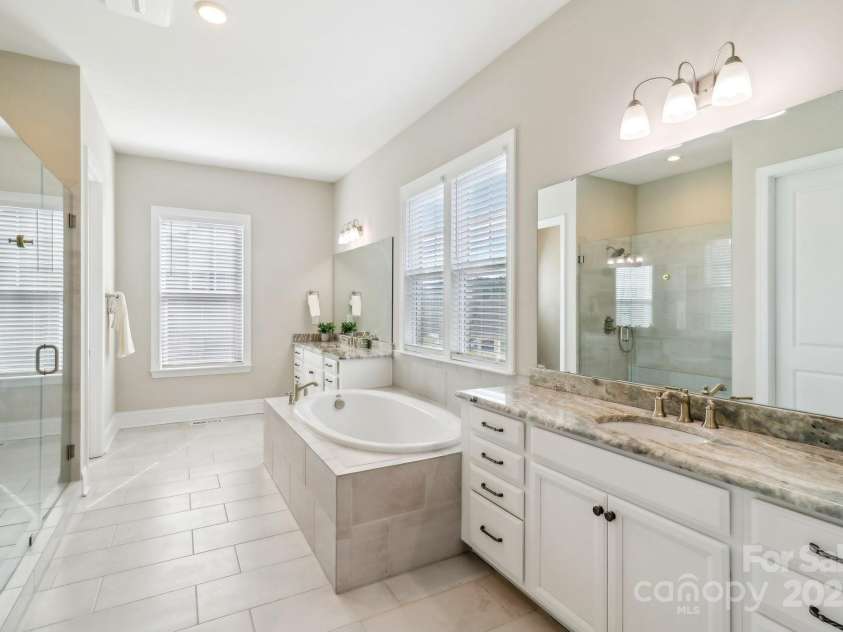 1004 Princesa Drive, Matthews, NC 28104.  MLS# CAR4251580, YatesRealty ID 13440. Primary Bath