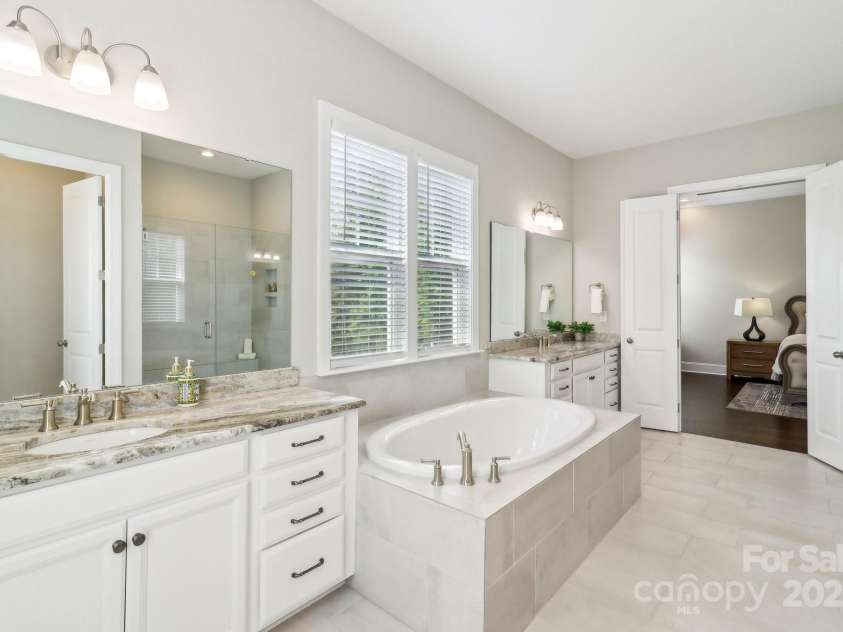 1004 Princesa Drive, Matthews, NC 28104.  MLS# CAR4251580, YatesRealty ID 13440. Primary Bath