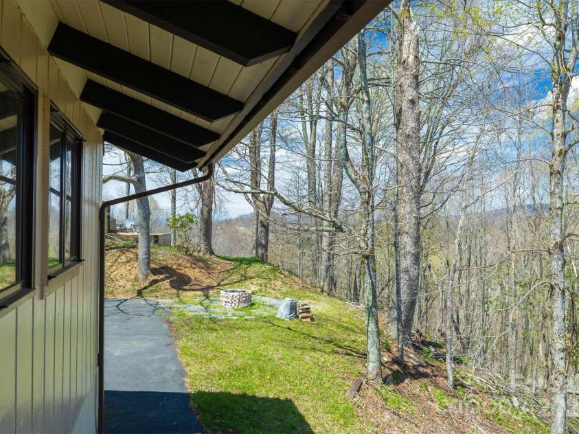 405 Strawberry Lane, Newland, NC 28657.  MLS# CAR4251206, YatesRealty ID 13441. 