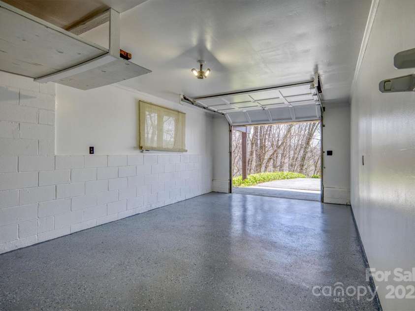 405 Strawberry Lane, Newland, NC 28657.  MLS# CAR4251206, YatesRealty ID 13441. 