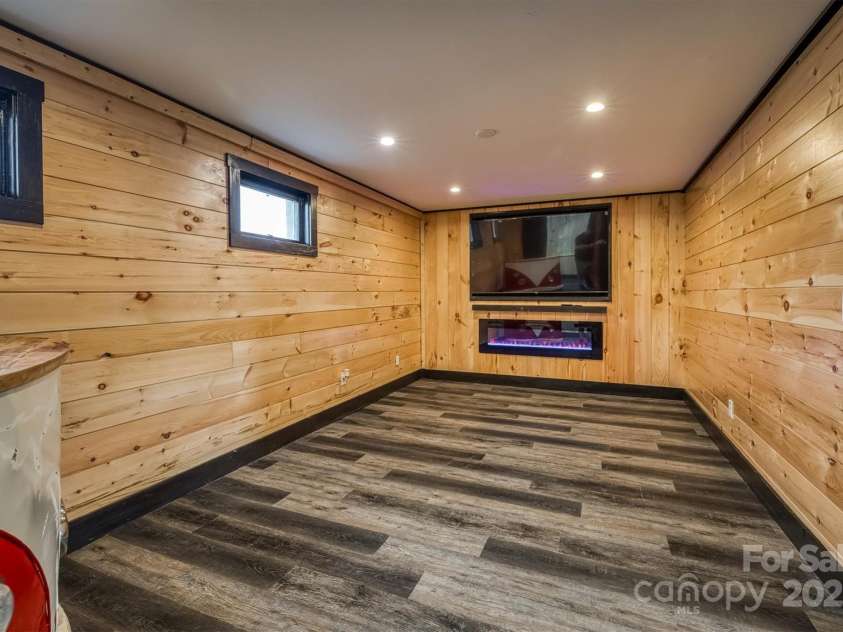 405 Strawberry Lane, Newland, NC 28657.  MLS# CAR4251206, YatesRealty ID 13441. 