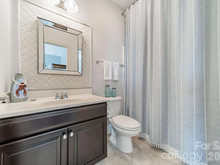 800 Hidden Pond Lane, Waxhaw, NC 28173.  MLS# CAR4363198, YatesRealty ID 13442. Ensuite bath with tiled vanity wall. 