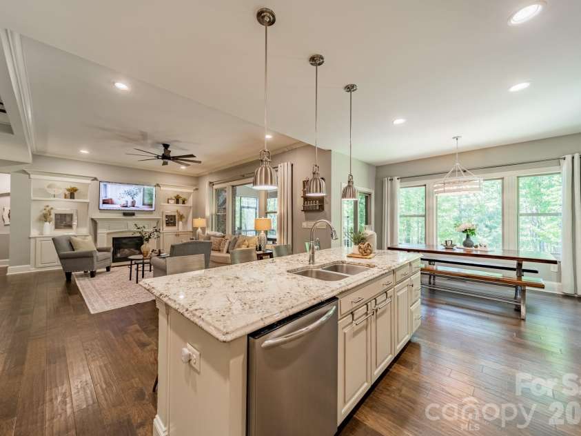 800 Hidden Pond Lane, Waxhaw, NC 28173.  MLS# CAR4363198, YatesRealty ID 13442. The kitchen is perfect for entertaining and everyday function. 
