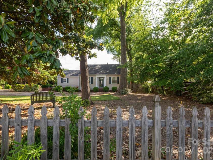 539 Marsh Road, Charlotte, NC 28209.  MLS# CAR4247791, YatesRealty ID 13443. 