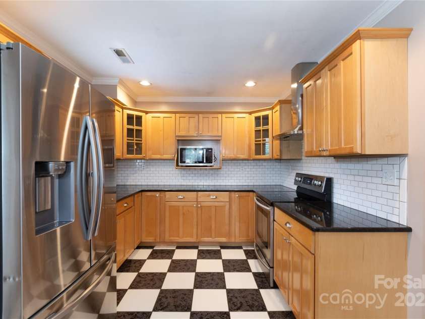 539 Marsh Road, Charlotte, NC 28209.  MLS# CAR4247791, YatesRealty ID 13443. 