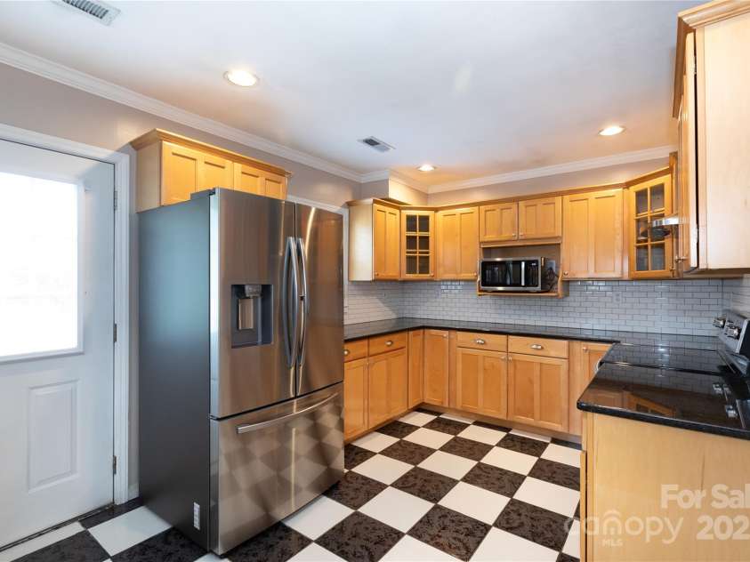 539 Marsh Road, Charlotte, NC 28209.  MLS# CAR4247791, YatesRealty ID 13443. 