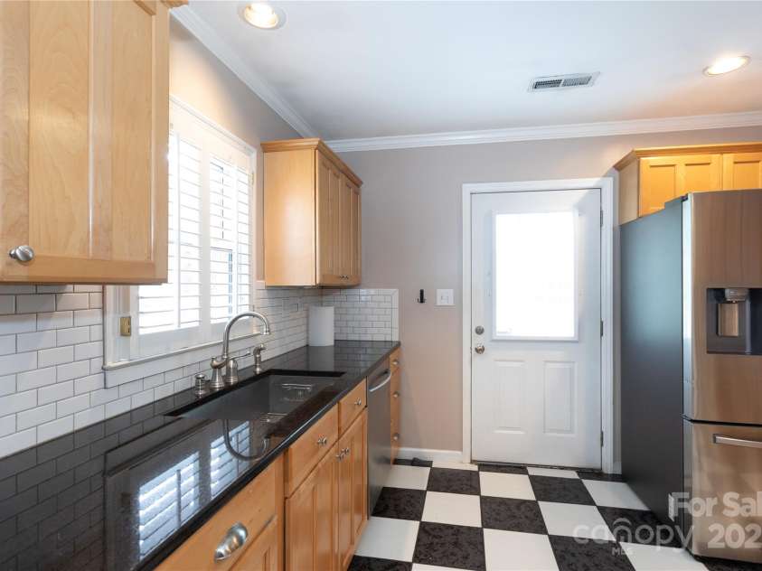 539 Marsh Road, Charlotte, NC 28209.  MLS# CAR4247791, YatesRealty ID 13443. 