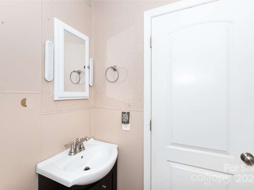 539 Marsh Road, Charlotte, NC 28209.  MLS# CAR4247791, YatesRealty ID 13443. 